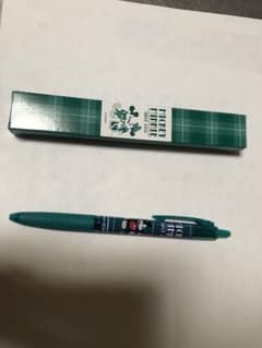 ディズニーのミッキーとミニーの絵柄のノック式ボールペン。のサムネイル