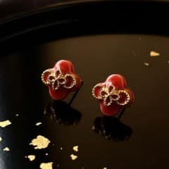 艶紅の梅結びピアス／和モダン・金彩アクセサリーのサムネイル
