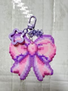 ハンドメイド アイロンビーズ リボン バッグチャーム ピンク パープルのサムネイル