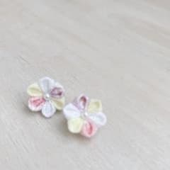 つまみ細工　イヤリングのサムネイル