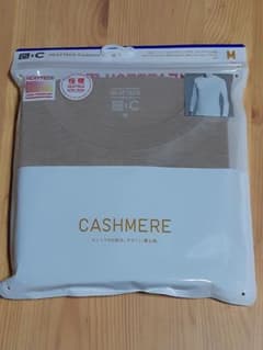 【新品】ユニクロ 極暖ヒートテックカシミヤブレンドクルーネックT ベージュ Mのサムネイル