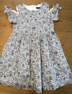 BeBe 花柄オフショルダー半袖ワンピース 120cmのサムネイル