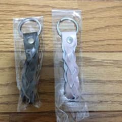 300円!!　2色セット。レザー編み込みキーホルダーのサムネイル