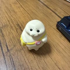 クリーム色のキャラクター フィギュアのサムネイル