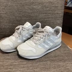 adidasスニーカーのサムネイル