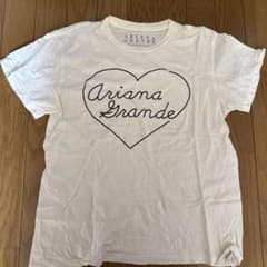 Ariana Grande ハートロゴ Tシャツのサムネイル