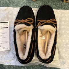 新品 未使用 UGG ブラック モカシン DAKOTA 8 Jp:25センチ - メルカリ