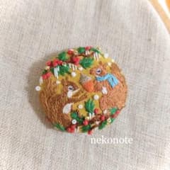 刺繍ブローチ＊くるみボタン　2匹のりすと柊木のクリスマス(131)のサムネイル