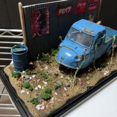 1/32 ダイハツCM10T・ミゼット昭和レトロ風景 ジオラマ完成品 錆汚し加工 昭和レトロな風景 1/32 DAIHATSU ミゼット（後期型） 錆塗装・草ヒロ