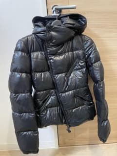 MONCLER ブラック ダウンジャケット フード付きのサムネイル