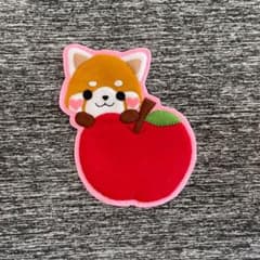 ねことリンゴ　フェルト名札　ワッペン レッサーパンダとリンゴ フェルト名札 ワッペン - メルカリ