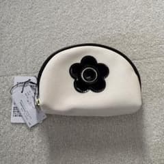☆ 【新品未使用】MARY QUANT ラウンドポーチのサムネイル