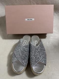 トトロ MIU MIU シルバー グリッター サンダル 34 1-2 トトロ 様専用MIU MIU シルバー グリッター サンダル 34 1-2 - メルカリ