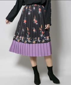 ミリオンカラッツ　花柄スカート　新品未使用　プリーツスカートのサムネイル