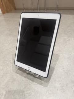 Apple iPad 第6世代 WiFi 32GB シルバー（ケース付き）のサムネイル