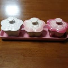ル クルーゼ　小物容器　花型　セットのサムネイル