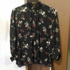 INGNI新品　花柄ブラウスのサムネイル