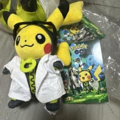 ポケモンGO ウィロー博士の助手ピカチュウ ぬいぐるみマスコットのサムネイル