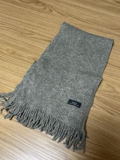 お値下げしました A.P.C. マフラー フリンジ付きのサムネイル