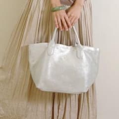 perche　ペルケ　トートバッグ　牛革ドット刺繍トートバッグ　シルバーのサムネイル