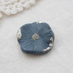 ハンドメイドブローチ　青いお花　陶器風　北欧のサムネイル