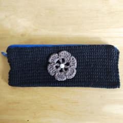 ハンドメイド ニットポーチ 花モチーフ ブラックのサムネイル