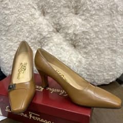 Salvatore Ferragamo ベージュ ハイヒール - メルカリ