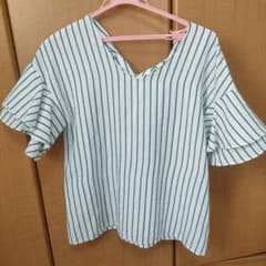 まき様専用　AZUL　水色と白のストライプ Vネックブラウスのサムネイル