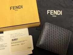 FENDI フェンディ 折り財布 二つ折り ズッカ柄 ブラック 黒色 メンズのサムネイル