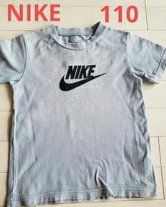 NIKE　ナイキ　ライトグレーに黒のNIKEロゴ　鮮やかなデザインのサムネイル
