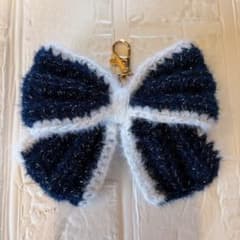 ハンドメイド 編み物 リボンチャームのサムネイル