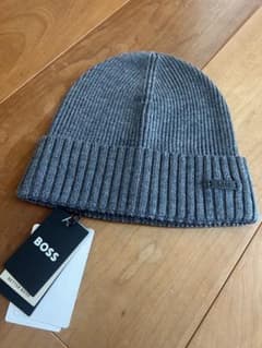 新品　BOSS グレー ニット帽のサムネイル