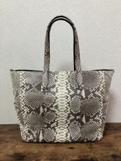 【極美品】高級パイソンレザー大型トートバッグ 2WAY A4可 ホワイト/グレー 極美品】高級パイソンレザー大型トートバッグ 2WAY A4可 ホワイト