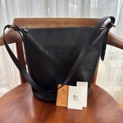 極美品✨イルビゾンテ ショルダーバッグ ロゴ型押し シュリンクレザー