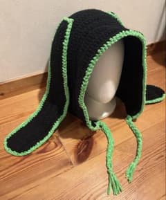ハンドメイド かぎ針編み うさ耳フードニット帽　ブラック×グリーンのサムネイル