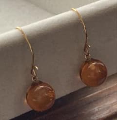 陽にきらめく琥珀色 K18YG×コハク　8.0mm　両耳　フックピアス
