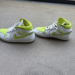 NIKE AIR JORDAN 1 ミッド スニーカーのサムネイル