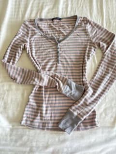 Brandy Melville ボーダー 長袖 ヘンリーネック トップスのサムネイル