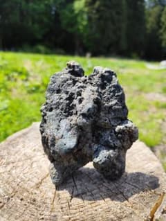 千軒石。水石 灰色と黒の不規則な岩 千軒石。黒色の水石 不規則な形状 - メルカリ