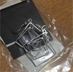 四角ピアスのサムネイル