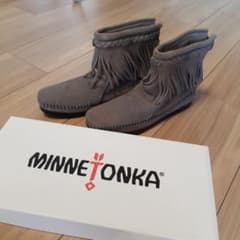 新品未使用　MINNETONKA　ハイトップバックジップフリンジブーツのサムネイル