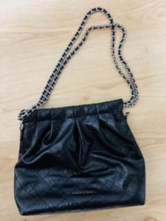 CHARLES & KEITH キルティング チェーンバッグ ブラックのサムネイル