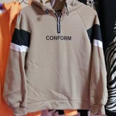 ベージュパーカーのサムネイル