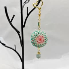 【るり手作】綺麗 可愛い 手毬 天然石 フローライト ビジュー キーホルダーのサムネイル