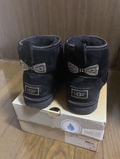 UGG W CLASSIC MINI CRYSTAL BOW ★スワロフスキーのサムネイル
