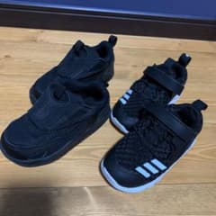 専用NIKEとadidasのスニーカー2足セットのサムネイル