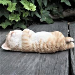 猫の置物 茶トラ ごろ寝猫 キャット ガーデンオブジェ ネコ 雑貨 インテリアのサムネイル