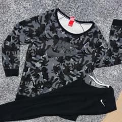 連休限定値下げ☆NIKE ブラック 迷彩 トレーナーのサムネイル