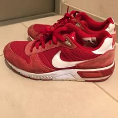 NIKE ナイキ スニーカー 赤 レッドのサムネイル