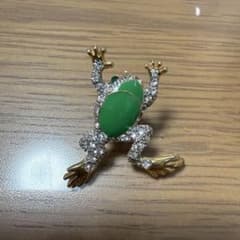 カエル モチーフ ピンブローチ ラインストーン - メルカリ